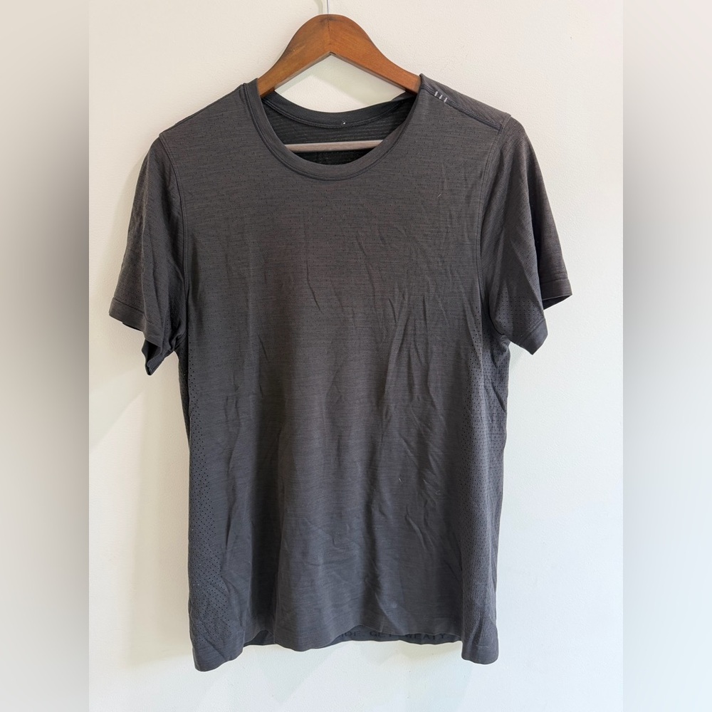 Lululemon Metal Vent Breathe Shirt Men’s size M